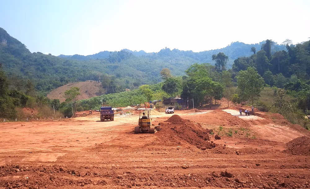 Thi công hạ tầng khu tái định cư bản Ban, xã Thượng Trạch, huyện Bố Trạch (Quảng Bình). (Ảnh HƯƠNG GIANG)