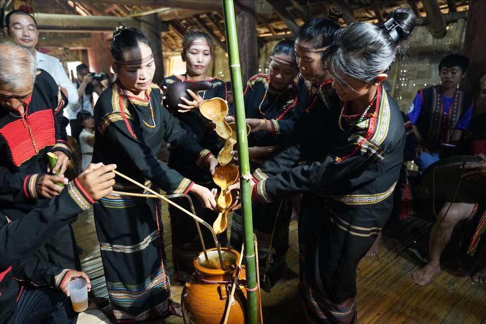 Chuẩn bị rượu cần cho buổi lễ kết nghĩa.