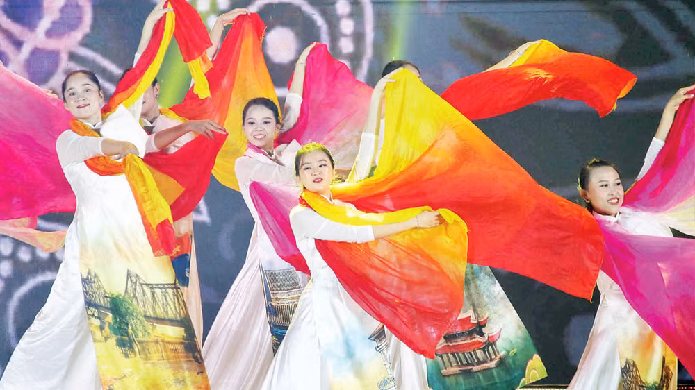 Áo dài lụa tơ tằm Bảo Lộc in hình di sản kiến trúc Việt Nam.