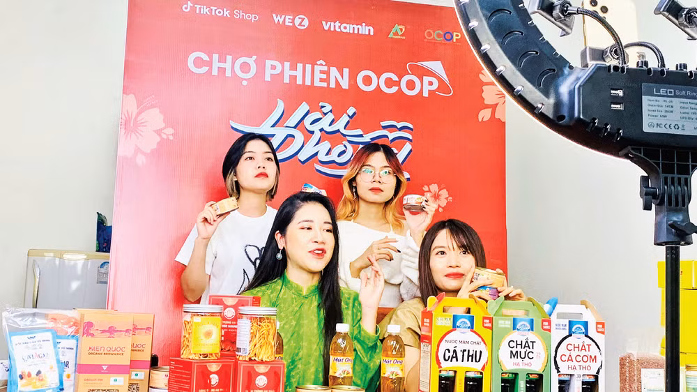 Chợ phiên OCOP Hải Phòng thực hiện livestream giới thiệu nông sản, đặc sản của thành phố Cảng trên nền tảng mạng xã hội TikTok. 