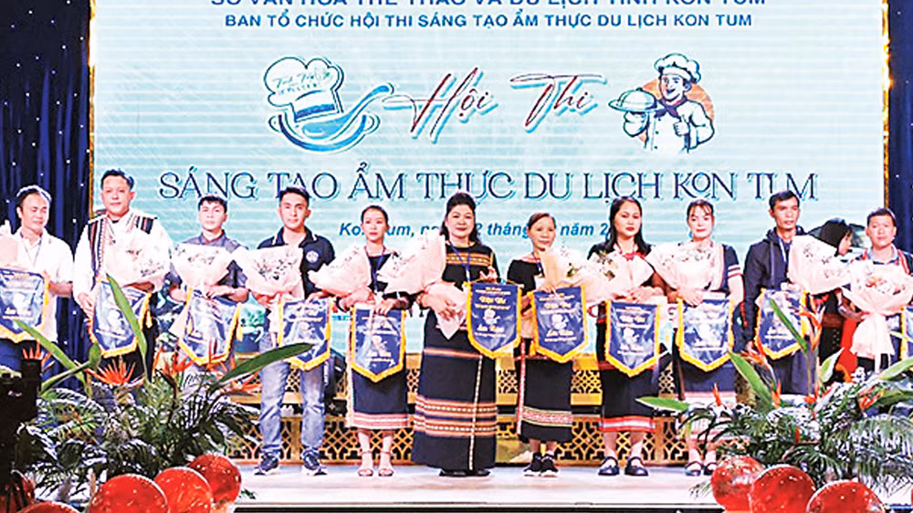 Ban tổ chức trao cờ lưu niệm cho các đơn vị tham gia hội thi. Ban tổ chức trao cờ lưu niệm cho các đơn vị tham gia hội thi.