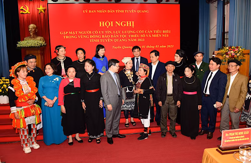 Lãnh đạo tỉnh Tuyên Quang gặp mặt, biểu dương người có uy tín là đồng bào dân tộc thiểu số trong tỉnh năm 2023.