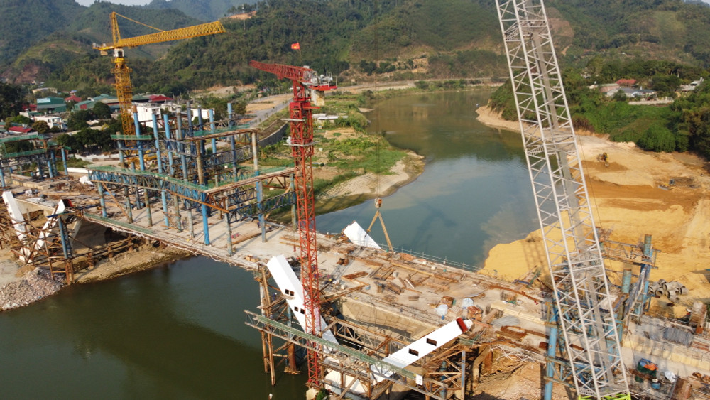 Thi công lắp đặt vòm thép cầu Phú Thịnh tại thành phố Lào Cai. 