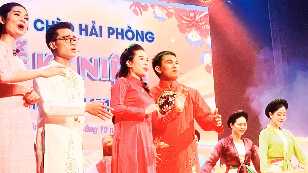 Lịch sử 70 năm của Đoàn Chèo Hải Phòng được các nghệ sĩ diễn viên trong đoàn thể hiện độc đáo bằng hoạt cảnh chèo đầy cảm xúc “Đong đầy kỷ niệm”. 