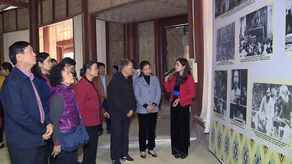 Các đồng chí nguyên lãnh đạo Đảng, nhà nước thăm di tích Đại hội toàn quốc lần thứ 2 của Đảng. 