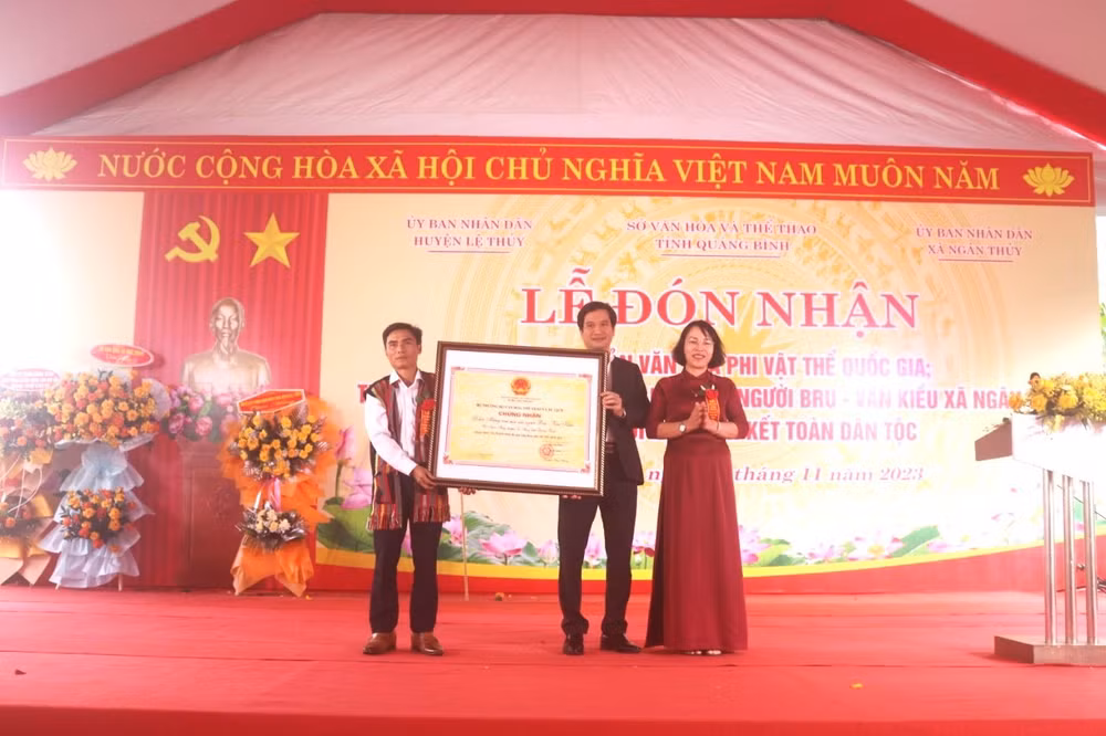 Lãnh đạo Sở Văn hóa Thể thao Quảng Bình trao bằng Di sản cho huyện Lệ Thủy và xã Ngân Thủy