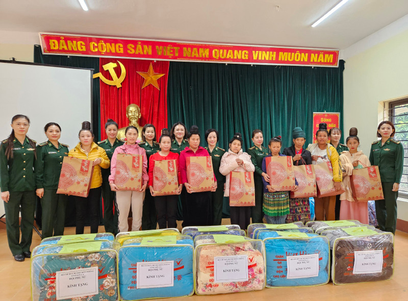 Hội phụ nữ Bộ đội Biên phòng tỉnh Sơn La trao tặng quà cho các gia đình hội viên phụ nữ dân tộc thiểu số có hoàn cảnh khó khăn tại xã biên giới Mường Lạn, huyện Sốp Cộp (Sơn La).