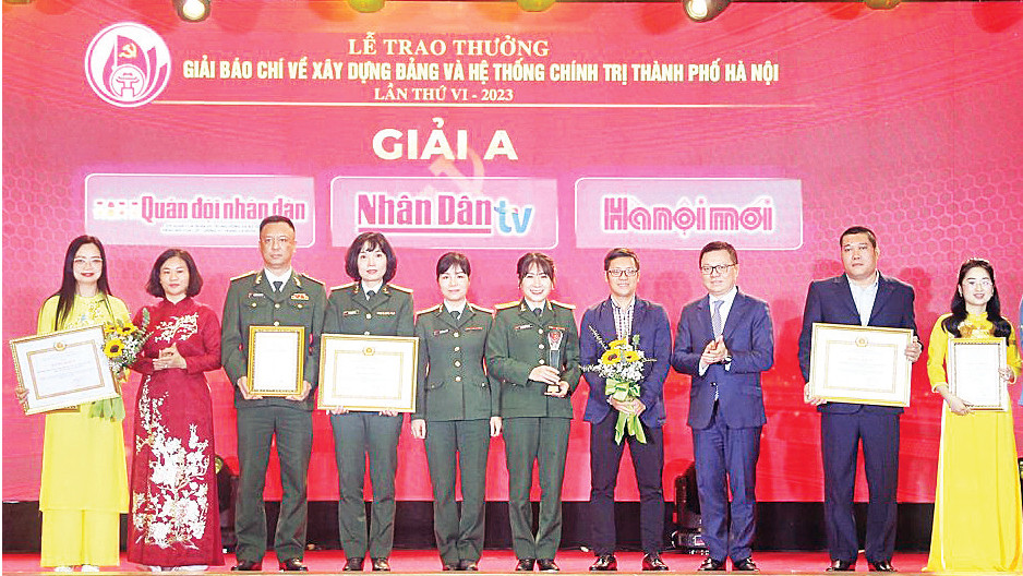 Phó Bí thư Thường trực Thành ủy Hà Nội Nguyễn Thị Tuyến và Tổng Biên tập Báo Nhân Dân, Phó Trưởng ban Tuyên giáo Trung ương, Chủ tịch Hội Nhà báo Việt Nam Lê Quốc Minh trao Giải A cho các tác giả, nhóm tác giả đoạt giải năm 2023. 