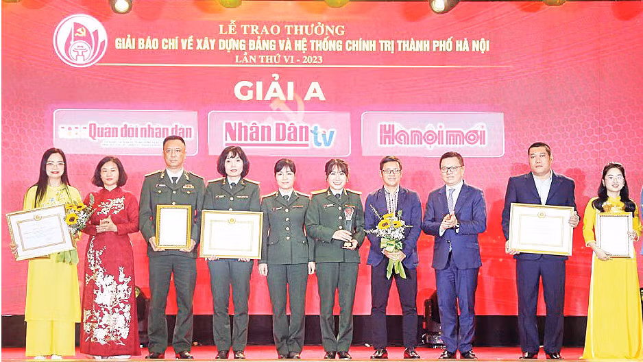 Phó Bí thư Thường trực Thành ủy Hà Nội Nguyễn Thị Tuyến và Tổng Biên tập Báo Nhân Dân, Phó Trưởng ban Tuyên giáo Trung ương, Chủ tịch Hội Nhà báo Việt Nam Lê Quốc Minh trao Giải A cho các tác giả, nhóm tác giả đoạt giải năm 2023. 