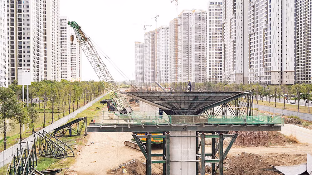 Thi công gói thầu xây lắp 3, dự án đường vành đai 3 đoạn qua địa bàn thành phố Thủ Đức. (Ảnh ANH THẾ) 