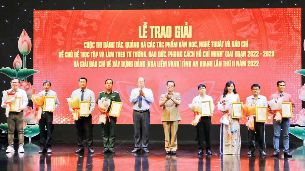 Lãnh đạo tỉnh trao giải cho các tác giả đạt giải A. 
