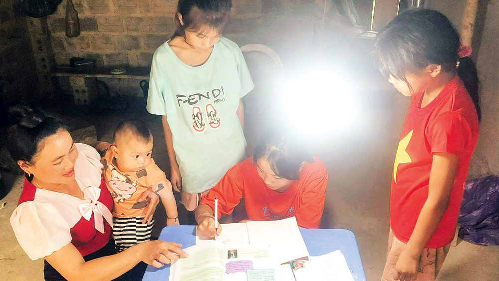 Lần đầu được học bài dưới ánh sáng điện trong nhà, trẻ em bản Pá Chuông-Pá Dên, xã Na Son, huyện Điện Biên Đông vui mừng lắm. 