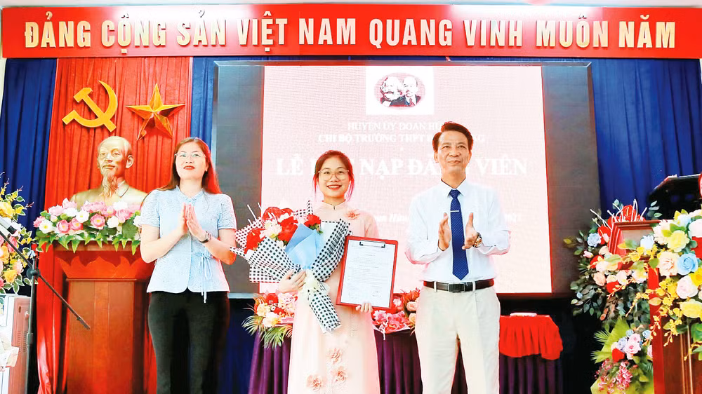 Trao Quyết định kết nạp đảng viên cho học sinh Trường THPT Đoan Hùng. (Ảnh CTV). 