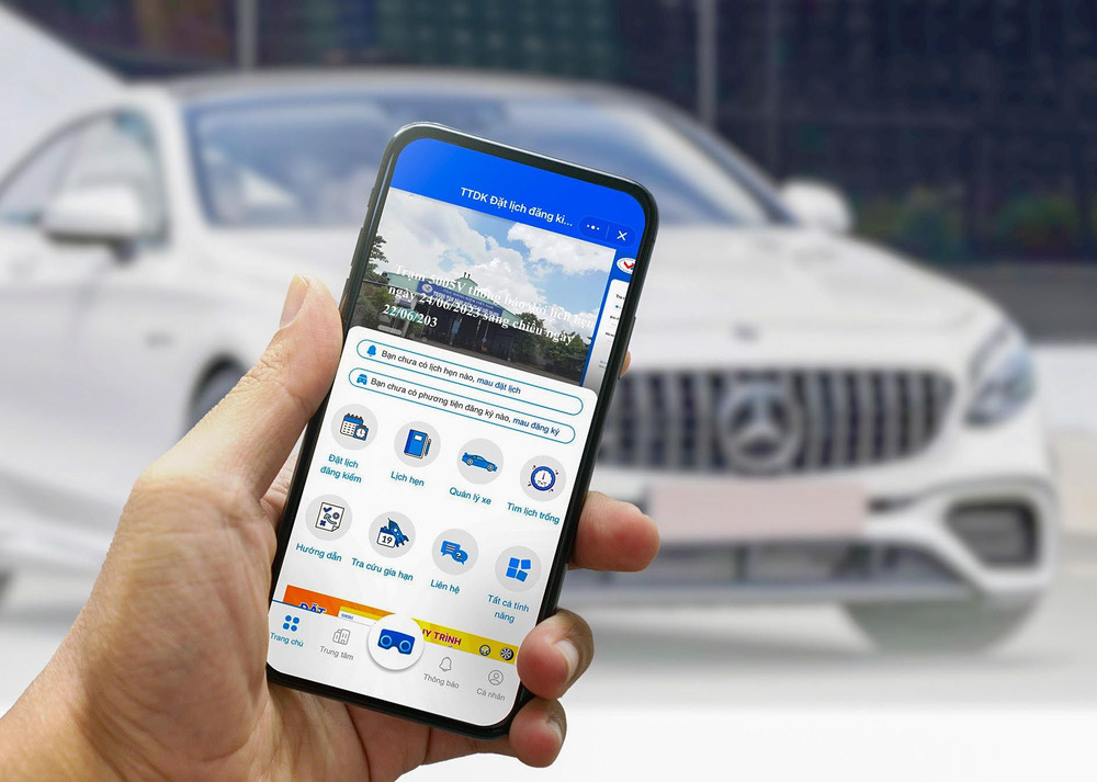 Chủ xe có thể tra cứu gia hạn kiểm định trên website chính thức của Cục Đăng kiểm Việt Nam theo đường link: https://giahanxcg.vr.org.vn hoặc trên ứng dụng TTDK và tự tải file giấy xác nhận gia hạn. (Ảnh THU HƯƠNG) 