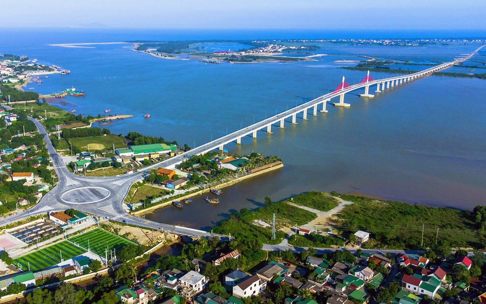 Cầu Cửa Hội bắc qua sông Lam góp phần tạo bước phát triển cho kinh tế-xã hội tỉnh Nghệ An. (Ảnh QUANG DŨNG) 