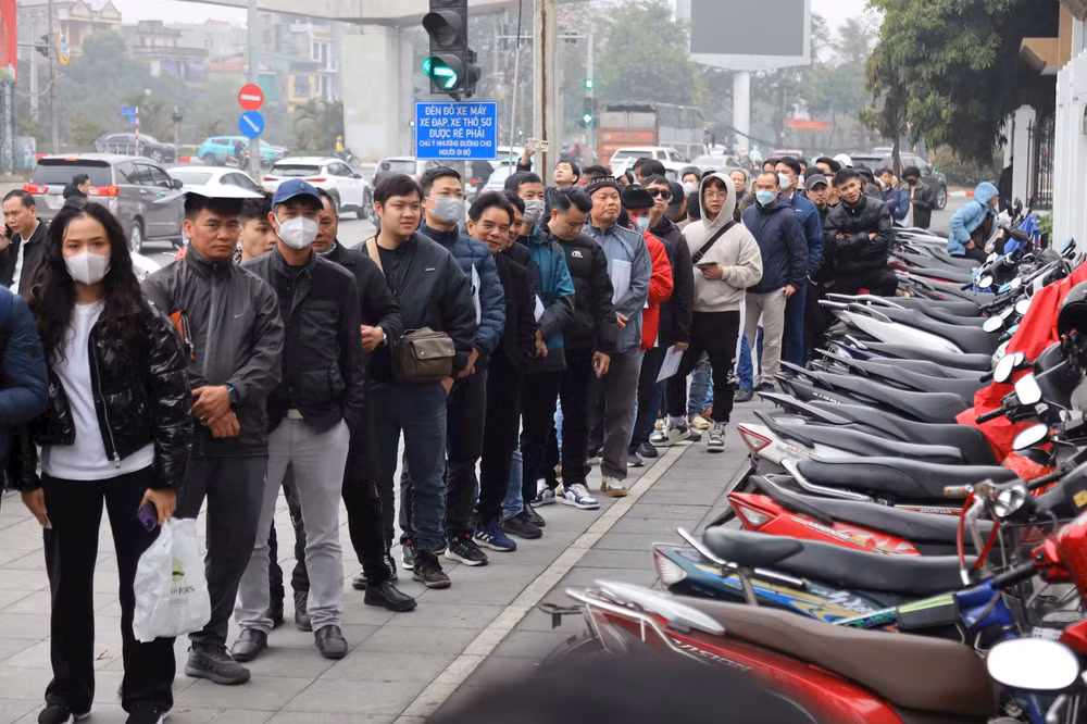 Người dân xếp hàng làm thủ tục cấp đổi giấy phép lái xe tại số 2 Phùng Hưng, quận Hà Đông, Hà Nội. 