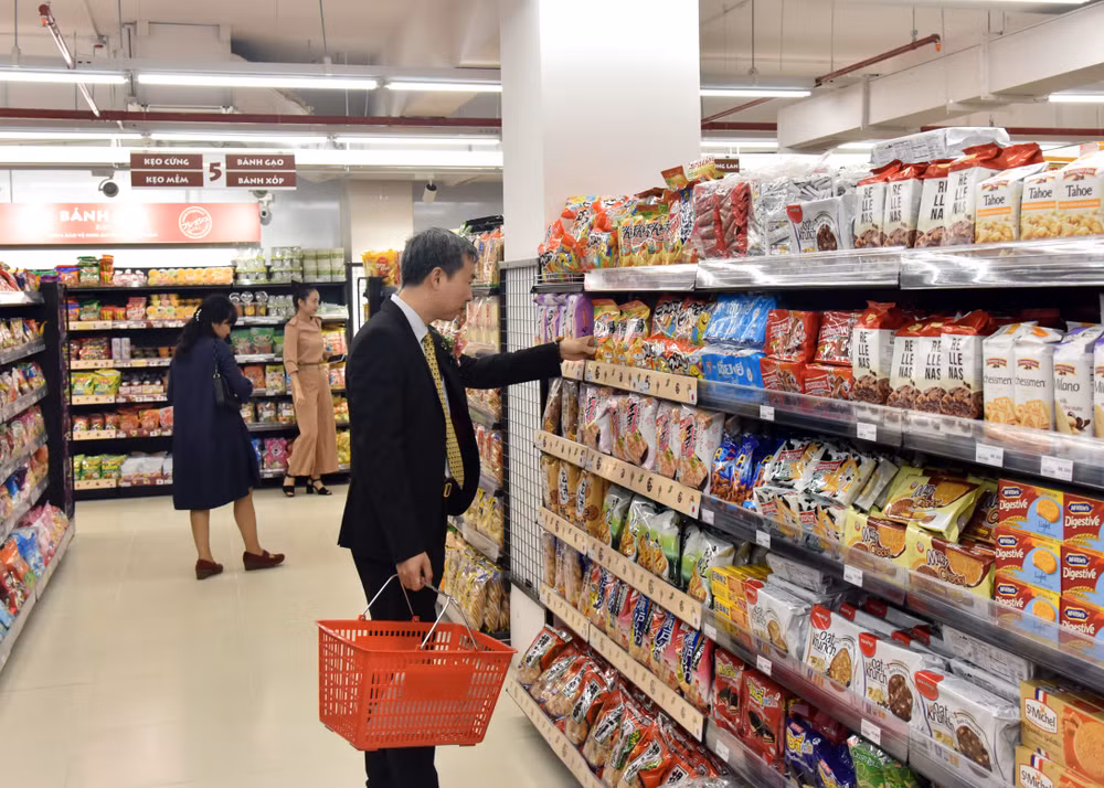 Người tiêu dùng mua hàng tại siêu thị Fujimart Hà Nội. (Ảnh TUỆ NGHI) 