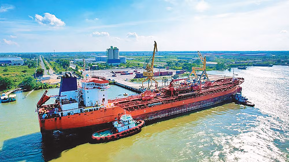 Tàu chuyên dụng DING HENG 38 có tải trọng 20 nghìn tấn.