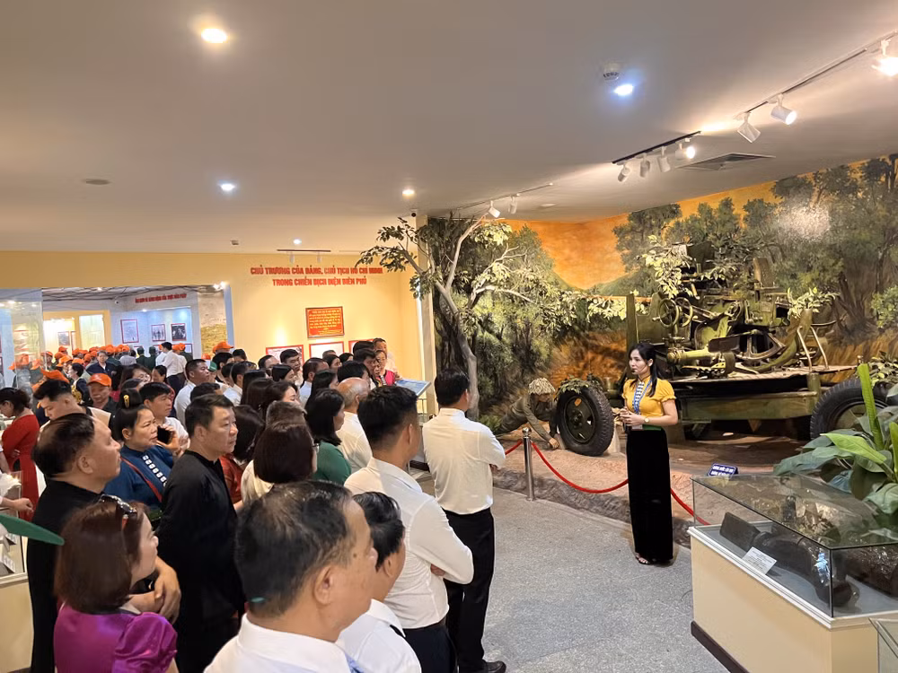 Du khách tham quan Bảo tàng Chiến thắng lịch sử Điện Biên Phủ. (Ảnh HẠNH HOÀNG) 