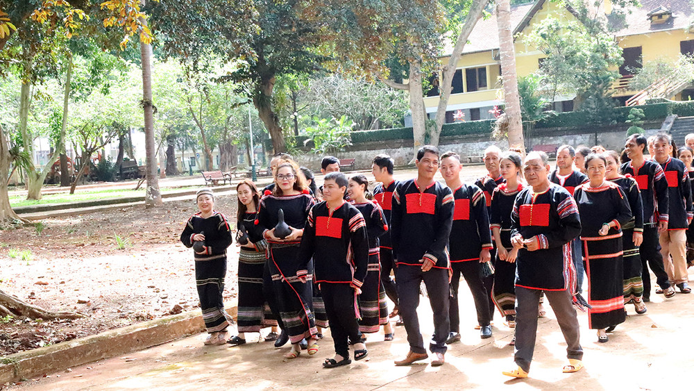 Đoàn rước rể từ nhà trai di chuyển đến nhà gái.