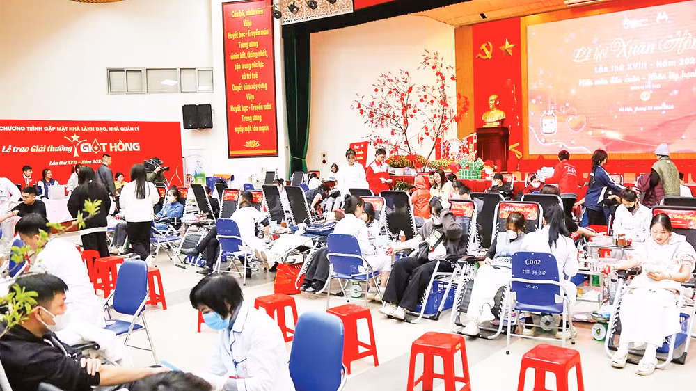 Nhiều bạn trẻ tham gia hiến máu tình nguyện, bổ sung nguồn máu phục vụ công tác điều trị và cấp cứu tại các bệnh viện.