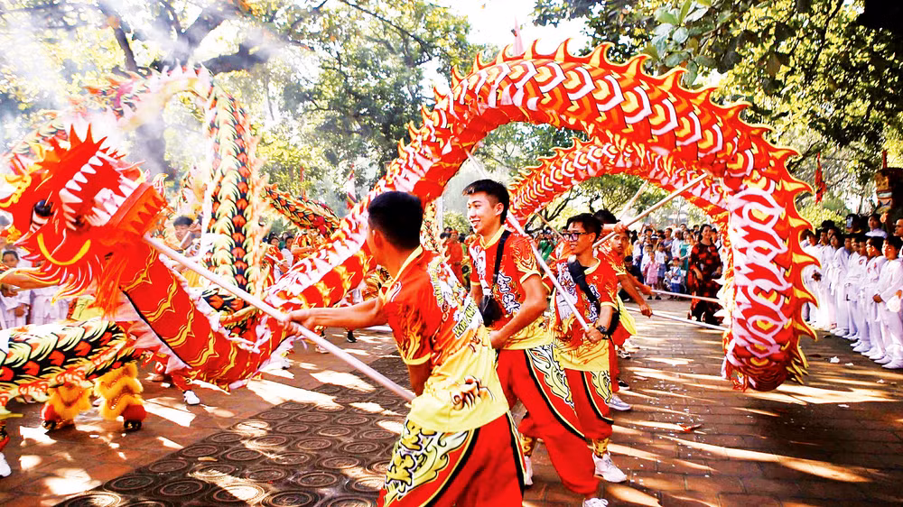 Trình diễn múa rồng tại Lễ hội Đền Trần diễn ra tháng 8 âm lịch hằng năm ở Nam Định. 