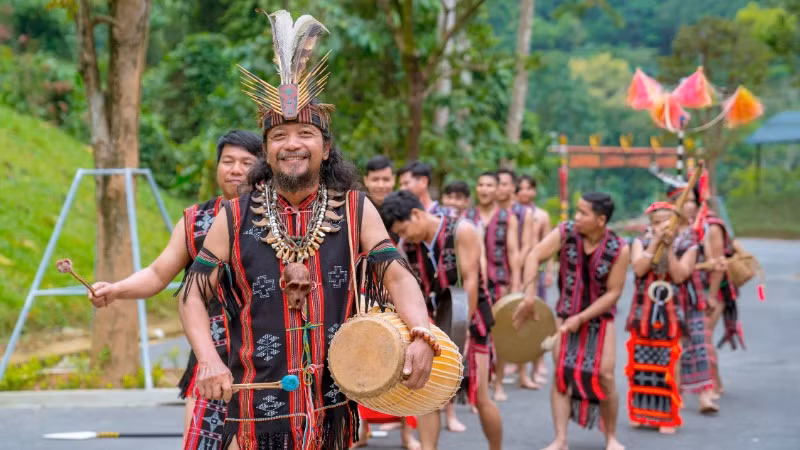 Đồng bào dân tộc Cơ Tu, huyện Đông Giang (Quảng Nam) trình diễn nhạc cụ và trang phục truyền thống. 