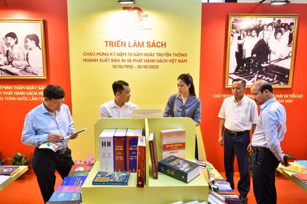 Không gian Triển lãm sách chào mừng Kỷ niệm 70 năm Ngày truyền thống ngành Xuất bản, In và Phát hành sách Việt Nam. 