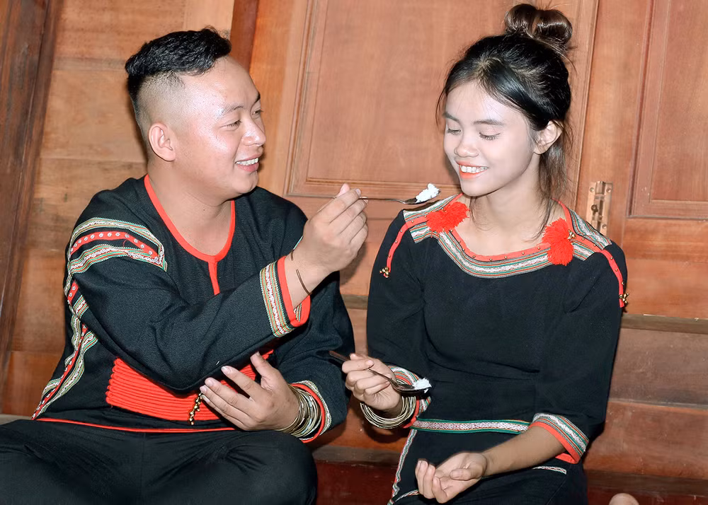 Sau khi các nghi thức kết thúc, đôi vợ chồng trẻ ăn chung một miếng cơm để nguyện cùng nhau chia ngọt sẻ bùi.