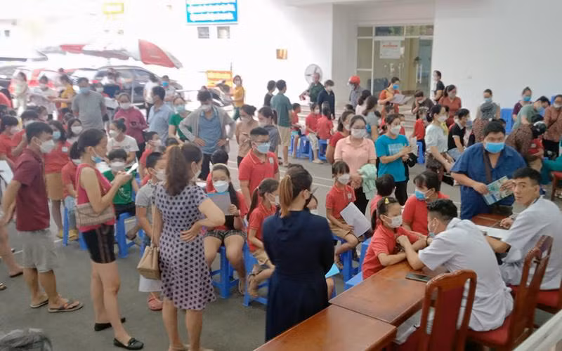 Mô hình tiêm vắc-xin 24/7 tại Trung tâm y tế thành phố Thái Nguyên. (Ảnh THẾ BÌNH)