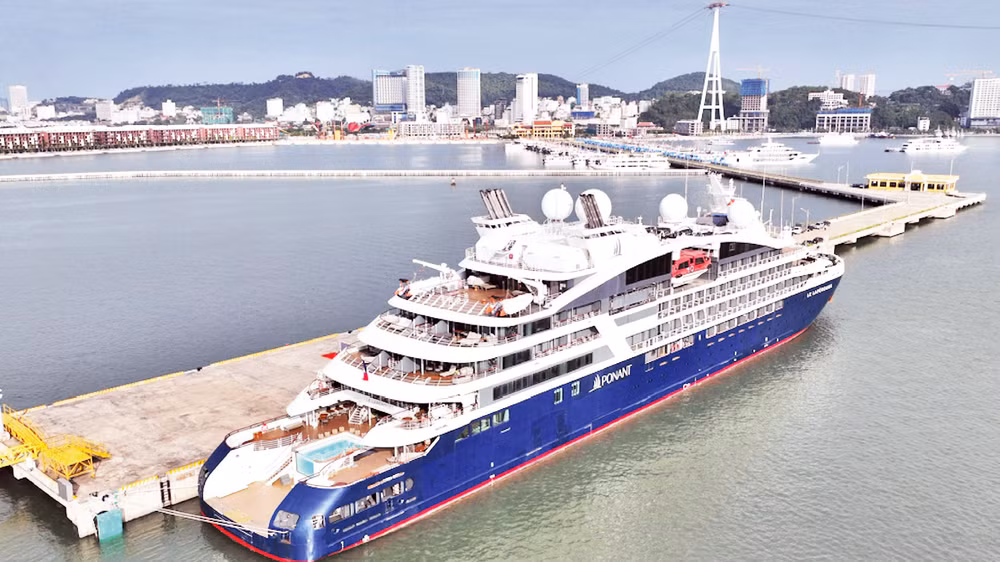 Khách quốc tế du lịch đến Quảng Ninh bằng đường biển ngày càng tăng. 