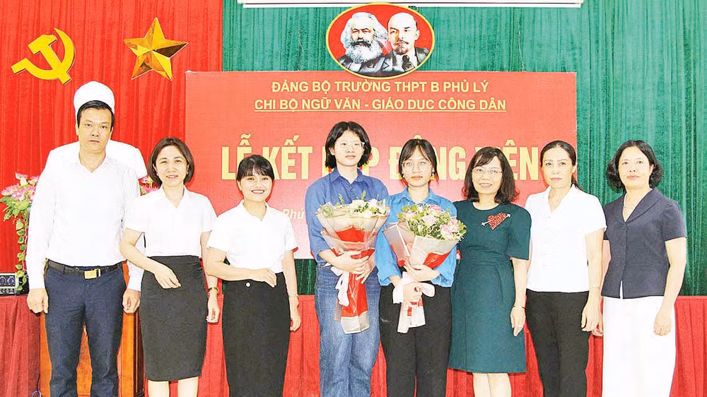 Lễ kết nạp đảng viên mới của Trường THPT B Phủ Lý. 