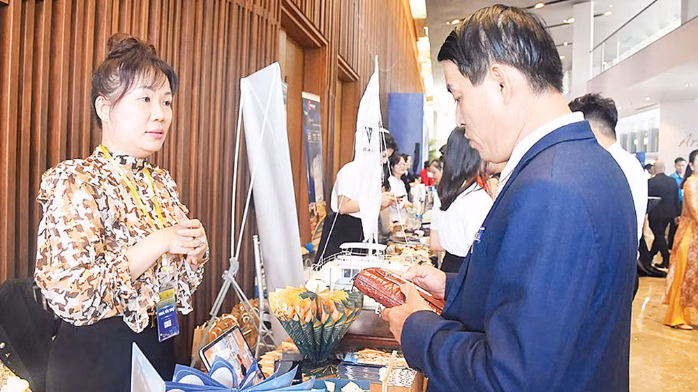 Doanh nghiệp gặp gỡ, hợp tác kết nối tại sự kiện.