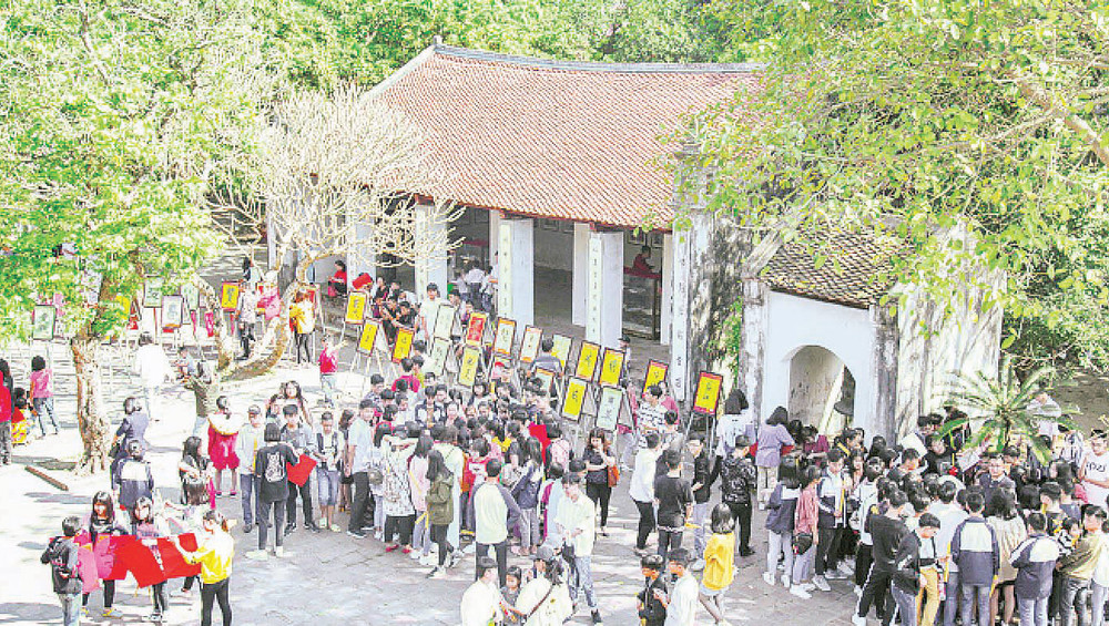 Người dân xin chữ đầu xuân tại Văn miếu Xích Đằng. (Ảnh Minh Quang) 