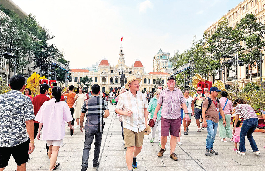 Du khách quốc tế tham quan Thành phố Hồ Chí Minh trong dịp Tết Nguyên đán Ất Tỵ 2025. (Ảnh Mạnh Hảo) 