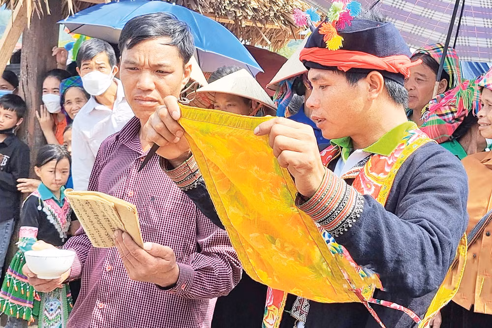 Trước khi đón cô dâu vào nhà trai, thầy cúng sẽ đọc những giáo lý răn dạy đạo làm dâu được tổ tiên người Dao truyền lại trong sách cổ.