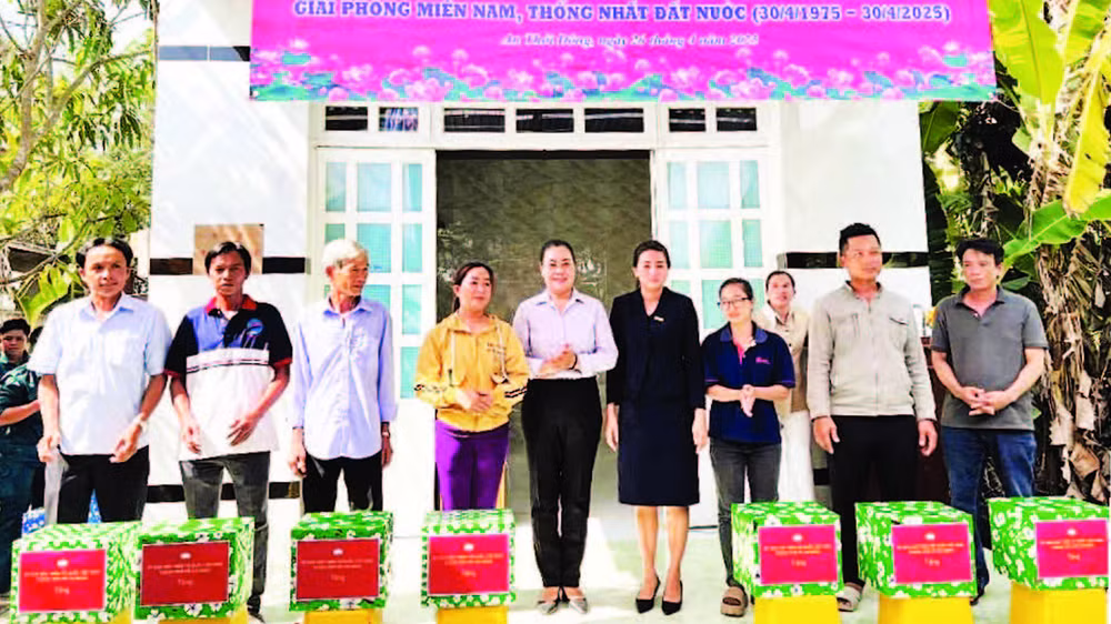 Trao nhà tình thương tặng các hộ cận nghèo huyện Cần Giờ năm 2025. (Ảnh SÔNG LA) 