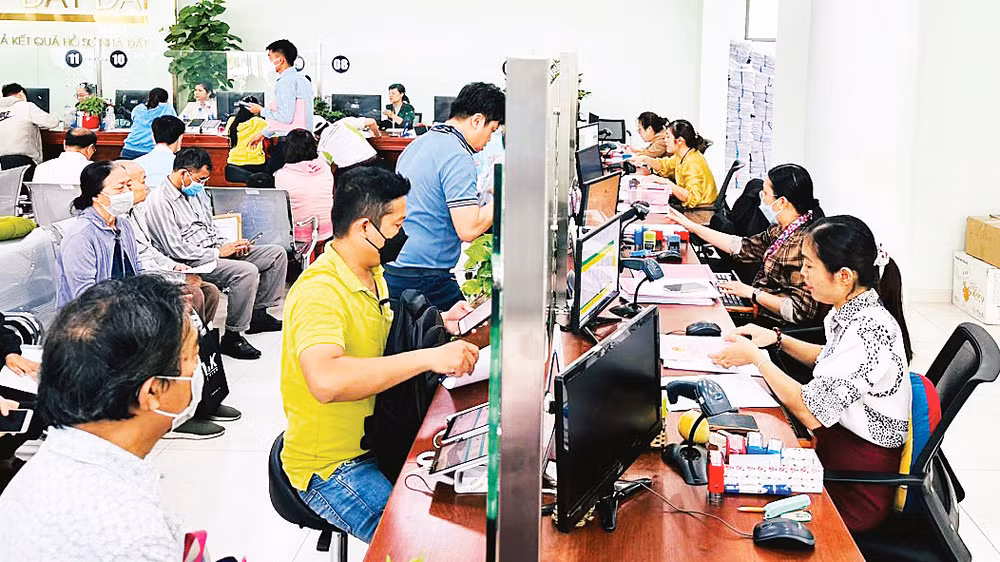 Người dân đến làm thủ tục tại Văn phòng đăng ký đất đai thành phố Thủ Đức. 