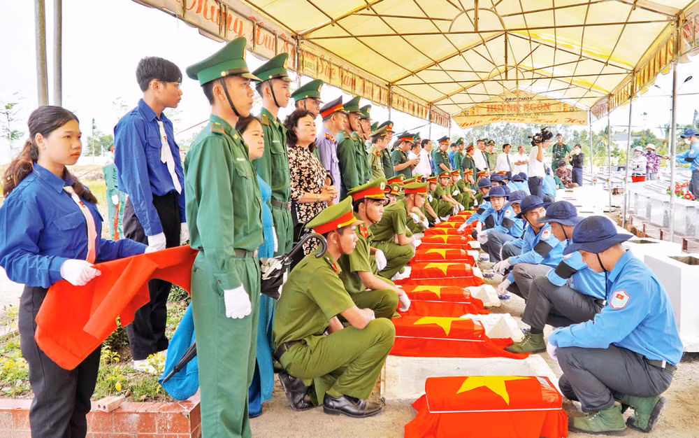 Cán bộ, chiến sĩ Đội K92 thực hiện nghi thức an táng liệt sĩ được quy tập về từ Campuchia. 