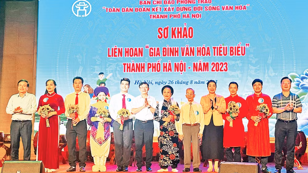 Liên hoan “Gia đình văn hóa tiêu biểu” thành phố Hà Nội có sự tham gia của các gia đình tiêu biểu đến từ 30 quận, huyện, thị xã. 