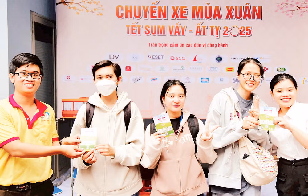 Sinh viên nhận vé xe miễn phí từ chương trình "Chuyến xe mùa Xuân" năm 2025. 