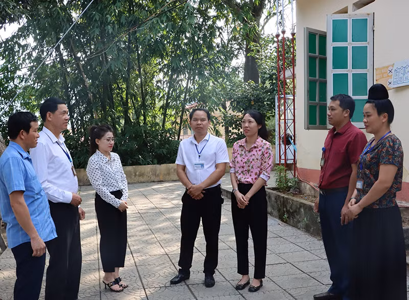 Hiện xã Thôm Mòn, huyện Thuận Châu có trên 80% là cán bộ người dân tộc.