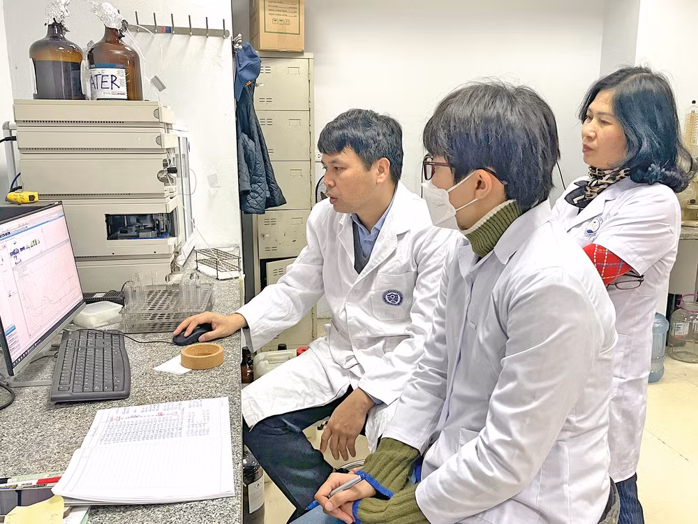 PGS, TS Nguyễn Xuân Nhiệm (ngoài cùng bên trái) hướng dẫn học viên và cán bộ nghiên cứu.