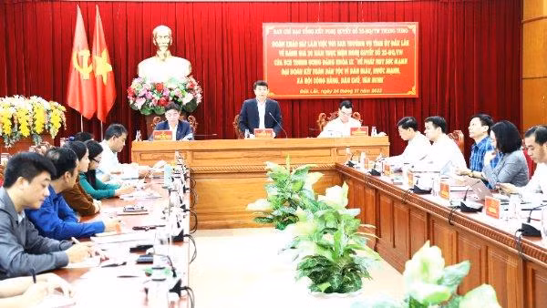 Đồng chí Y Thanh Hà Niê Kdăm, Trưởng đoàn công tác Ban Chỉ đạo Trung ương tổng kết Nghị quyết số 23-NQ/TW của Ban Chấp hành Trung ương Đảng khóa IX phát biểu tại buổi làm việc.