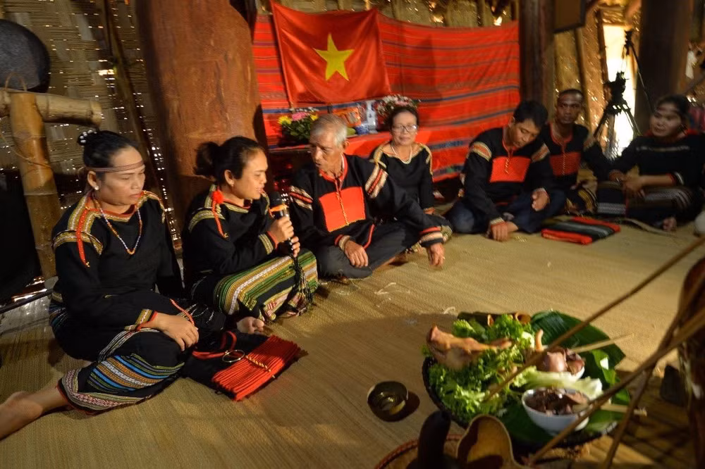 Mọi người cùng nhau nghe lời kể K’han để nhớ lại công lao của những người đi trước với lời nhắn nhủ đoàn kết, thương yêu đùm bọc nhau.
