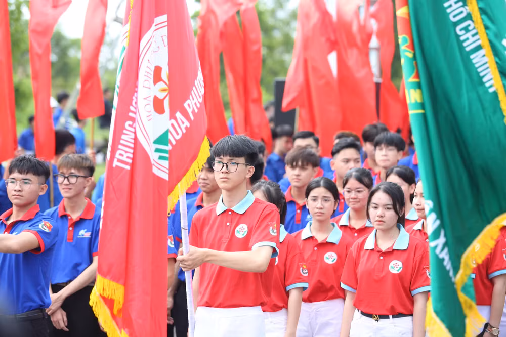 Các đội hình tình nguyện ra quân, khởi động Chiến dịch Thanh niên tình nguyện hè năm 2024 tại huyện Thủy Nguyên (Hải Phòng). 