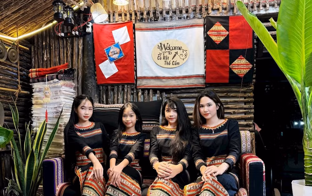 Thổ cẩm Ba Na được ứng dụng rộng rãi trong trang phục thường ngày, quà tặng lưu niệm... 