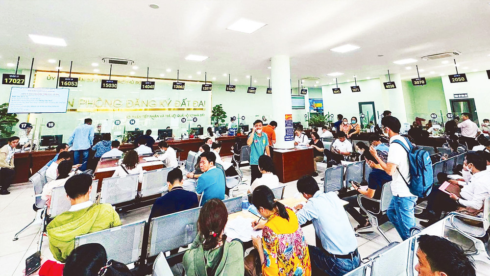 Người dân làm thủ tục hành chính tại Văn phòng đăng ký đất đai thành phố Thủ Đức, Thành phố Hồ Chí Minh. (Ảnh TÙNG QUANG) 