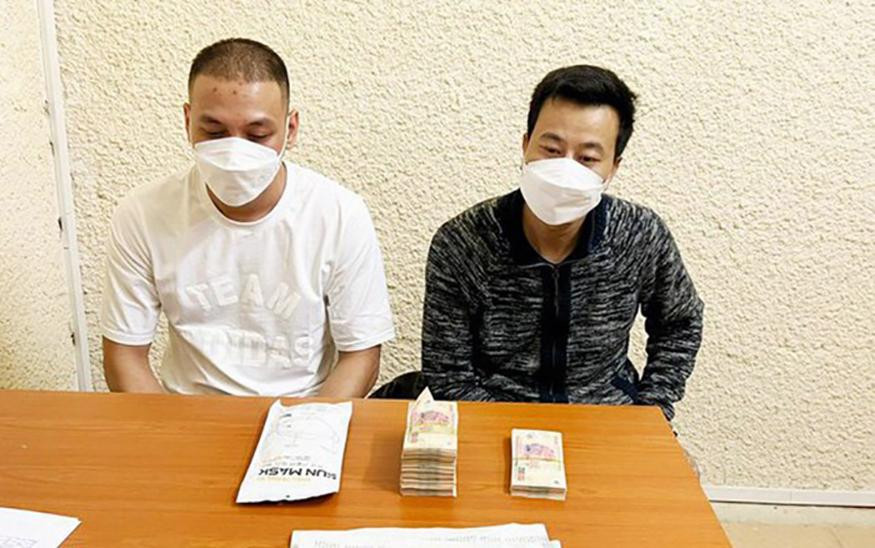 Hai đối tượng Trần Văn Hiếu và Nguyễn Thanh Tùng khai quen nhau trên nhóm "Hội những người vỡ nợ muốn làm liều". 