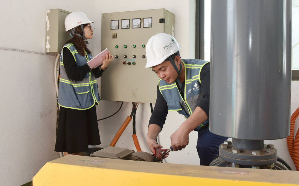 Kỹ sư vận hành Nhà máy xử lý nước thải tập trung , Khu công nghiệp Nam Cầu Kiền (Hải Phòng). (Ảnh An Khánh) 